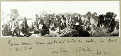 Beduinenfrauen eilen zu ihrer Wasserration, Beni Saleh, Juli 1917 von Capt. Arthur Rhodes